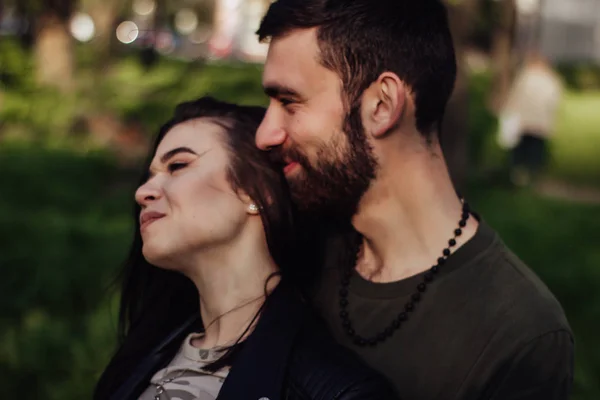 Jovem Casal Feliz Amor Abraçar Uns Aos Outros Pôr Sol — Fotografia de Stock