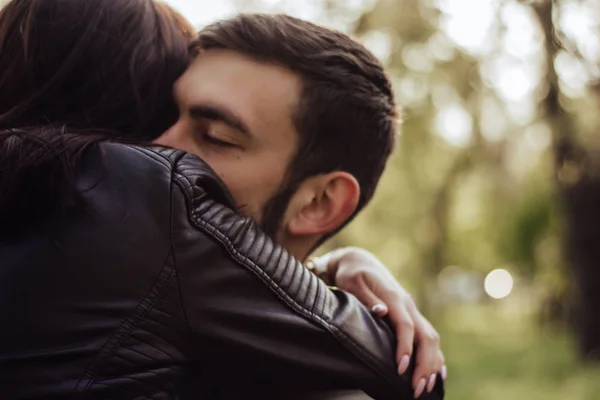 Aşık genç sevgi romantik çift kafa vurdu. Gözleri kapalı, birbirine yakın olan çekici esmer kız ve adam portresi kapatın. İlk öpücük, hassasiyet ve aşıklık kavramı