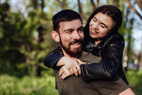 Tiro Dianteiro Par Romântico Afetuoso Jovem Amor Close Retrato Menina — Fotografia de Stock