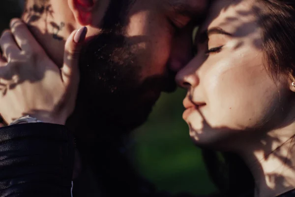 Tiro Dianteiro Par Romântico Afetuoso Jovem Amor Close Retrato Menina — Fotografia de Stock