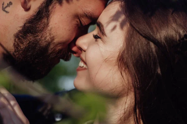 Tiro Dianteiro Par Romântico Afetuoso Jovem Amor Close Retrato Menina — Fotografia de Stock