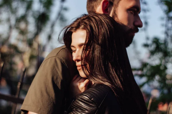 Joven Pareja Feliz Amor Abrazan Puesta Del Sol Sonriendo — Foto de Stock