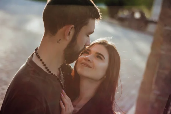 Jovem Casal Feliz Amor Abraçar Uns Aos Outros Pôr Sol — Fotografia de Stock