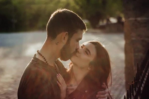 恋に落ちた若い幸せなカップルは 夕日に抱き合い 微笑み合う ラブキス — ストック写真