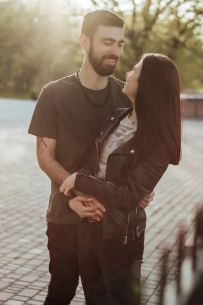 Joven Pareja Feliz Amor Abrazan Puesta Del Sol Sonriendo — Foto de Stock