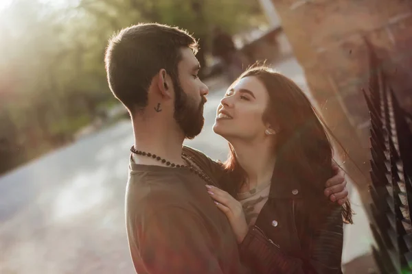 Joven Pareja Feliz Amor Abrazan Puesta Del Sol Sonriendo — Foto de Stock