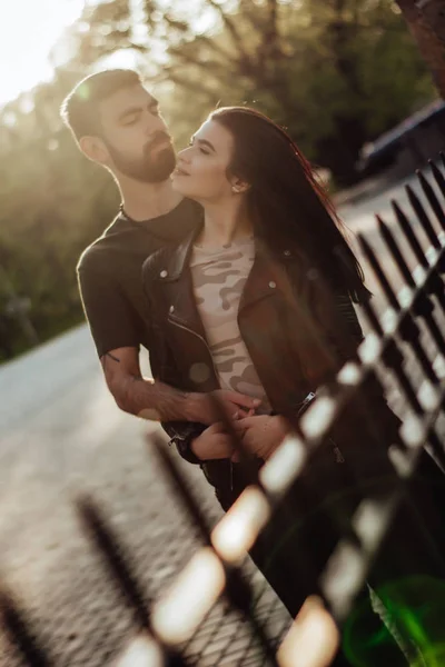 Jovem Casal Feliz Amor Abraçar Uns Aos Outros Pôr Sol — Fotografia de Stock