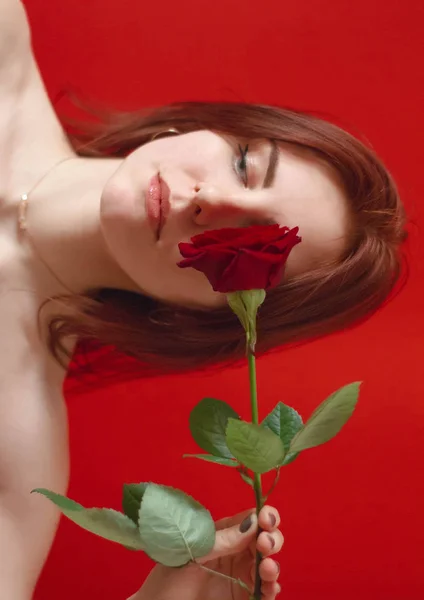 Gefährlich Schön Attraktive Junge Frau Mit Einer Blume Vor Rotem — Stockfoto
