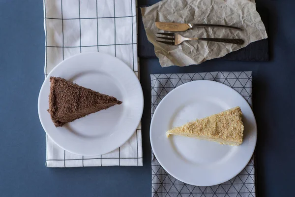 Koyu arka plan üzerinde krem Napolyon vanilya ve çikolata ile Katmanlı kek