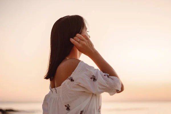 Hermoso Joven Morena Cabello Mujer Desarrollan Viento Playa Modelo Vistiendo —  Fotos de Stock