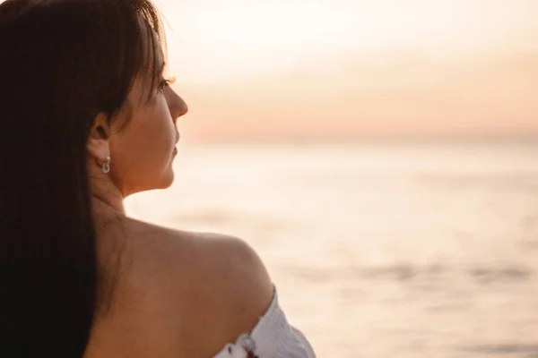 Hermoso Joven Morena Cabello Mujer Desarrollan Viento Playa Modelo Vistiendo —  Fotos de Stock