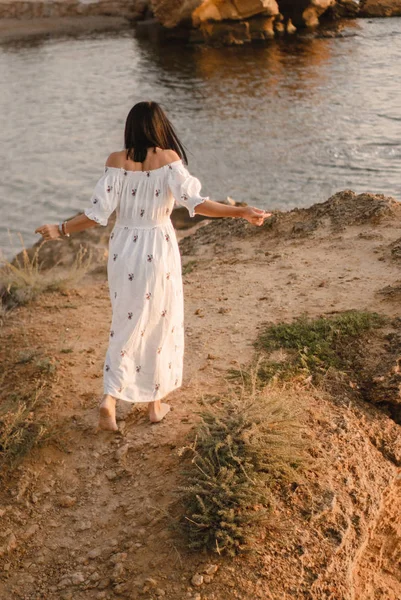 Belle Jeune Femme Brune Jouit Belle Vue Sur Plage Une — Photo