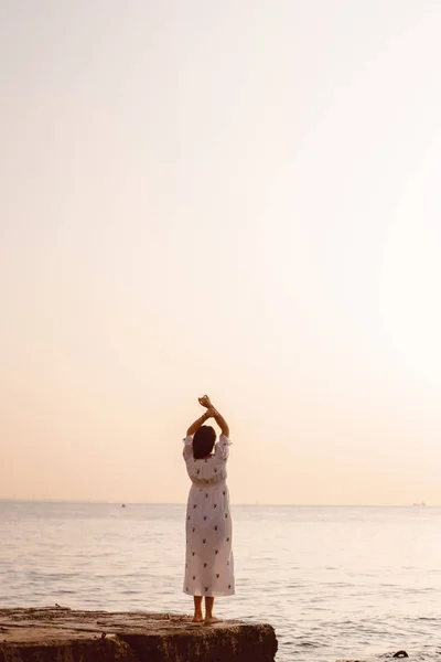 Hermosa Joven Morena Mujer Disfruta Hermosa Vista Playa Tiene Una —  Fotos de Stock