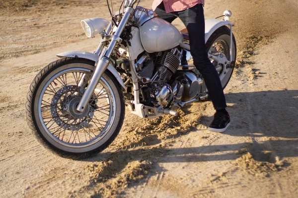 Jonge Stijlvolle Motorrijder Zittend Zijn Motor Desert Road Tijdens Zonsondergang — Stockfoto