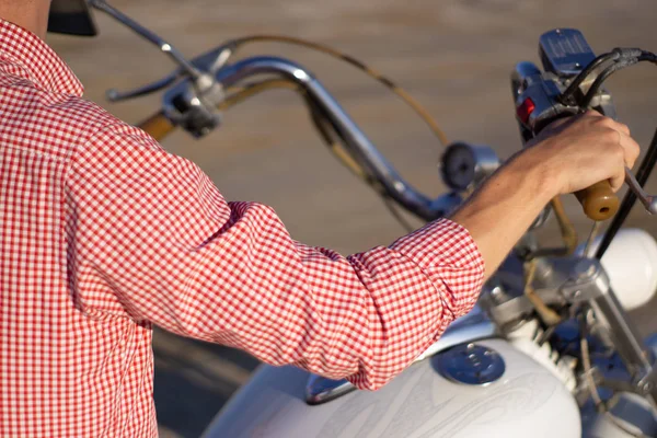 Jovem Motociclista Elegante Sentado Sua Moto Estrada Deserto Durante Pôr — Fotografia de Stock