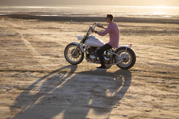 Jovem Motociclista Elegante Dirigindo Sua Moto Estrada Deserto Durante Pôr — Fotografia de Stock