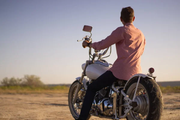 Jonge Stijlvolle Motorrijder Zittend Zijn Motor Desert Road Tijdens Zonsondergang — Stockfoto