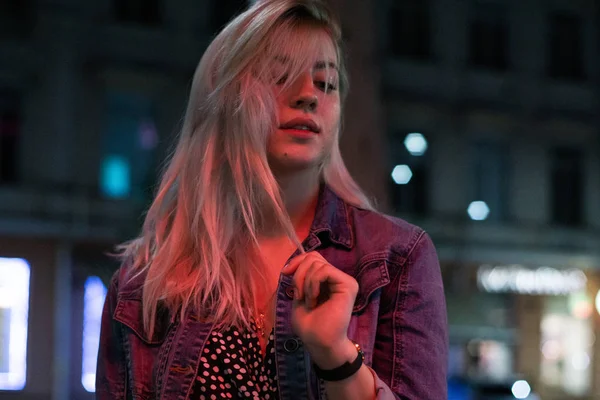Happy Uśmiechnięta Hipster Dziewczyna Marzy Stojący Pobliżu Neon Znak Ulicy — Zdjęcie stockowe