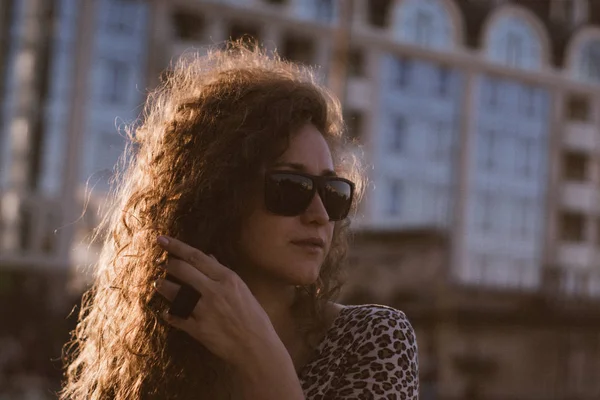 Felice Giovane Donna Riccia Sorridente All Aperto Passeggiando Sulla Strada — Foto Stock