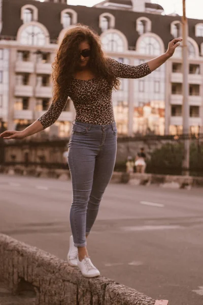 Feliz Encaracolado Jovem Mulher Sorrindo Livre Andando Rua Cidade Pôr — Fotografia de Stock