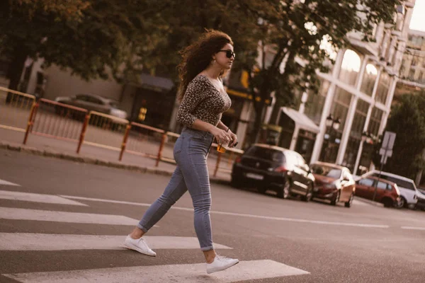 Felice Giovane Donna Riccia Sorridente All Aperto Passeggiando Sulla Strada — Foto Stock