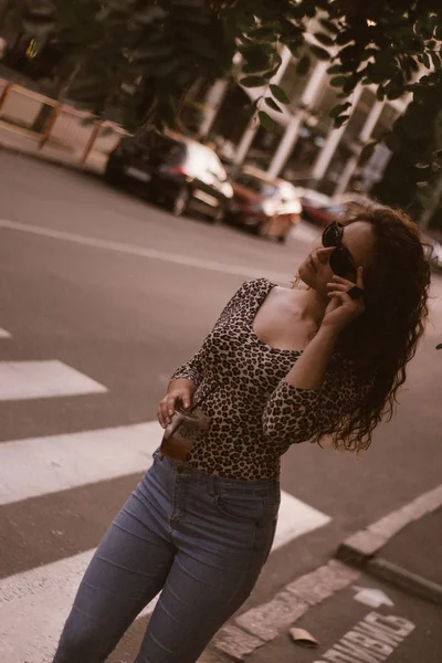 Feliz Joven Rizada Sonriendo Aire Libre Caminando Por Calle Ciudad — Foto de Stock