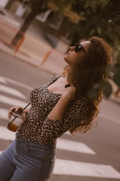 Feliz Joven Rizada Sonriendo Aire Libre Caminando Por Calle Ciudad — Foto de Stock