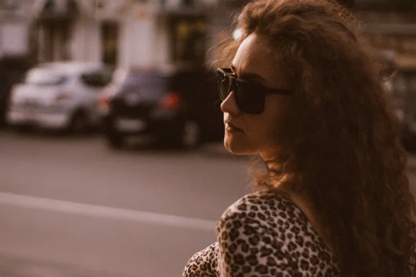 Felice Giovane Donna Riccia Sorridente All Aperto Passeggiando Sulla Strada — Foto Stock