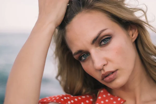 Outdoor Modeporträt Der Schönen Blonden Dame Strand Roten Kleid Bei — Stockfoto