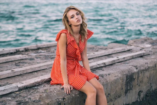 Retrato Moda Aire Libre Hermosa Dama Rubia Playa Vestido Rojo —  Fotos de Stock