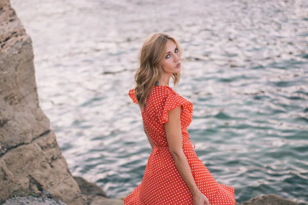 Utomhus Mode Porträtt Vackra Blonda Damen Stranden Den Röda Klänningen — Stockfoto