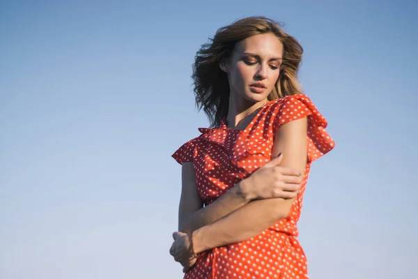 日没の赤いドレスでビーチで美しいブロンドの女性の屋外ファッションの肖像画 — ストック写真