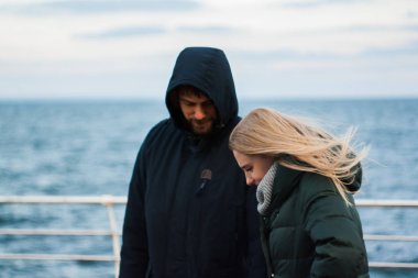 Kış aşkı hikayesi. Denizde bir çift