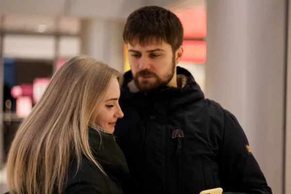 Historia Amor Invierno Pareja Centro Comercial — Foto de Stock