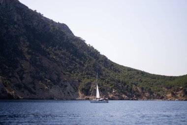 Güneşli bir günde Akdeniz 'de yelken açan yat.