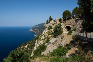 Kayalık Mallorca 'nın tepelerinden denize güzel bir manzara