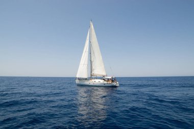 Güneşli bir günde Akdeniz 'de yelken açan yat.