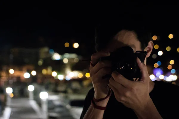 Красивый Молодой Человек Отпуске Майорке Делает Несколько Ночных Фотографий Балеарские — стоковое фото