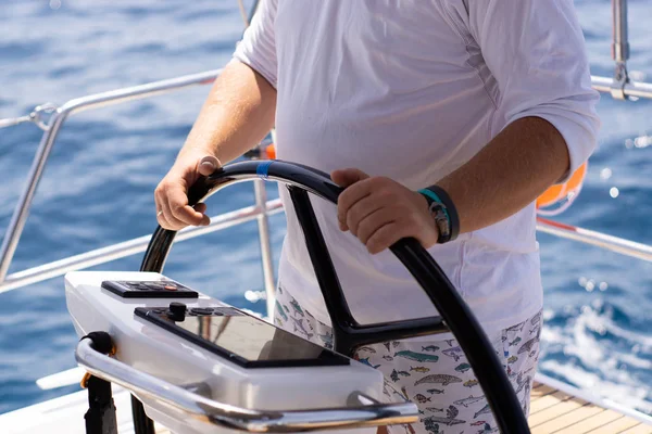 Yelkenli Yat 'ın Tekerlek ve Pusulası