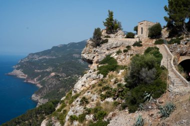 Kayalık Mallorca 'nın tepelerinden denize güzel bir manzara