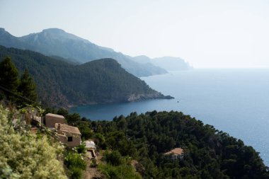 Kayalık Mallorca 'nın tepelerinden denize güzel bir manzara