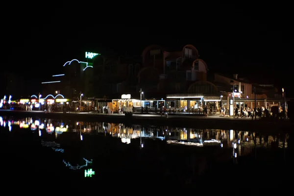 Boote Und Yachten Einer Bucht Auf Der Tropischen Felseninsel — Stockfoto