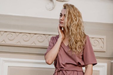 Güneşin doğuşundaki zarif genç bayanı yakından çek. Güzel manken portresi.