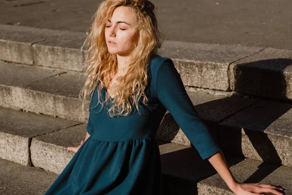 Nahaufnahme Einer Stilvollen Jungen Frau Beim Sonnenaufgang Schöne Mode Modell — Stockfoto