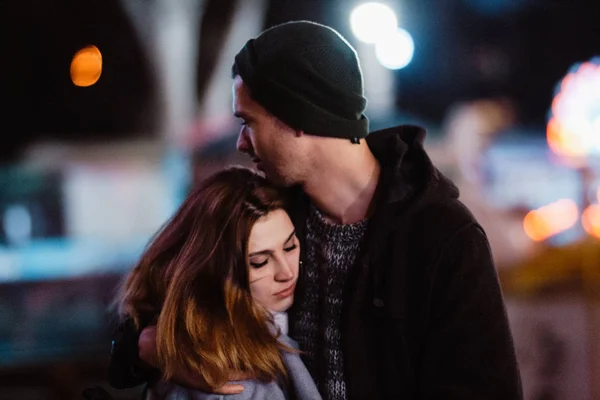 Foto Van Een Glimlachend Liefdevol Paar Wandelen Buiten Pretpark Hebben — Stockfoto