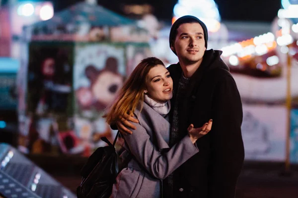 Foto Una Pareja Sonriente Cariñosa Caminando Aire Libre Parque Atracciones — Foto de Stock