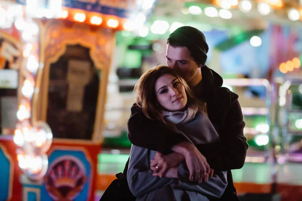 Foto Casal Amoroso Sorridente Andando Livre Parque Diversões Divertindo Abraçando — Fotografia de Stock