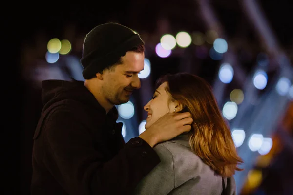 Foto Casal Amoroso Sorridente Andando Livre Parque Diversões Divertindo Abraçando — Fotografia de Stock