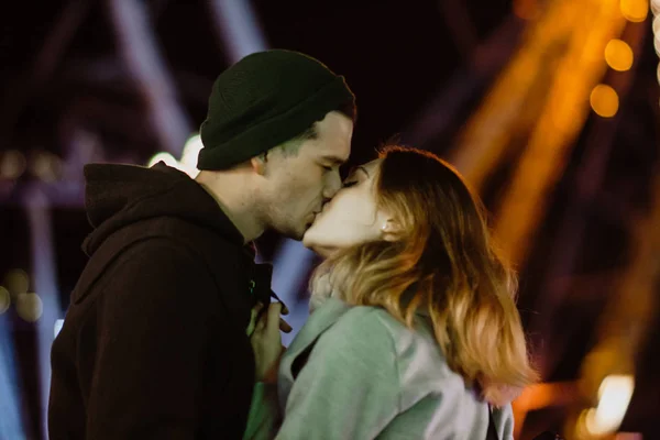 Foto Van Een Glimlachend Liefdevol Paar Wandelen Buiten Pretpark Hebben — Stockfoto