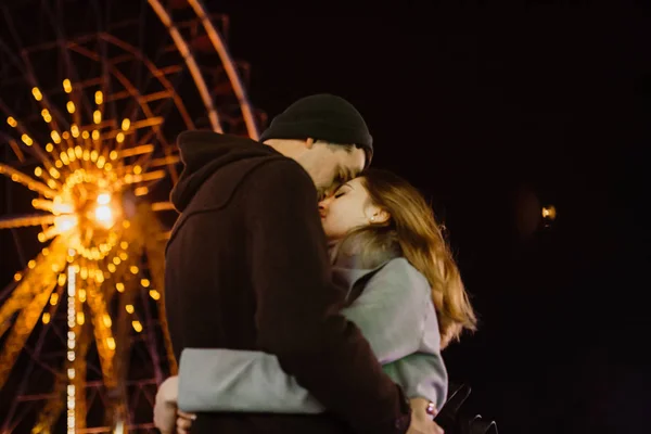 Foto Pasangan Yang Tersenyum Berjalan Luar Ruangan Taman Hiburan Bersenang — Stok Foto